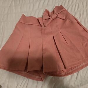 Chic Women's Pink Shorts with Bow Accent